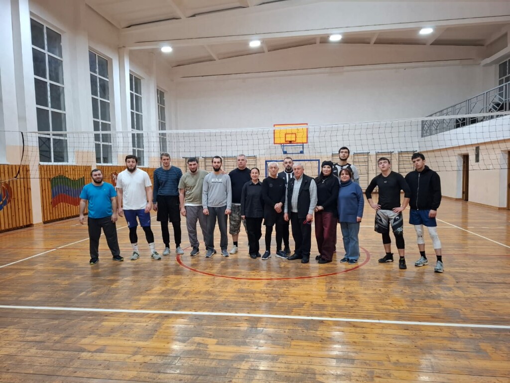 Товарищеская игра по волейболу объединила студентов и заводчан