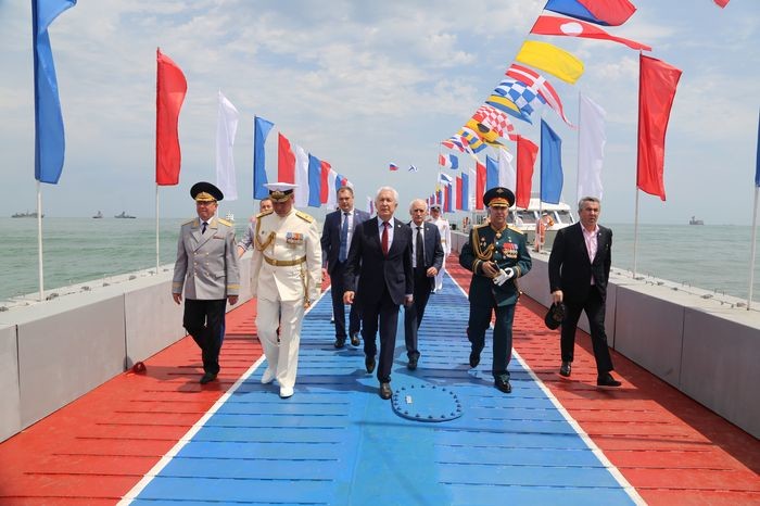Масштабный военно-морской парад, посвященный Дню ВМФ России, состоялся впервые в истории страны в дагестанском Каспийске. В нём принял участие Глава региона Владимир Васильев.