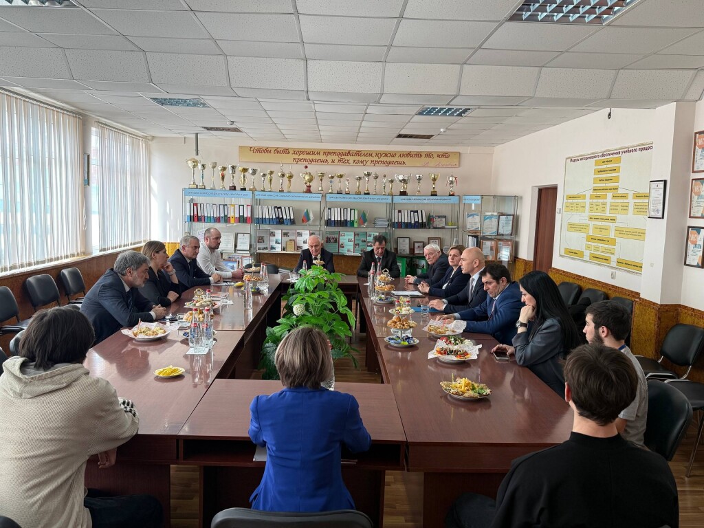 Дагдизель обозначил кадровые вызовы на круглом столе в Каспийске