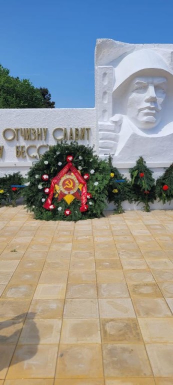 Руководство и коллектив АО "Завод "Дагдизель" возложили  венки к Могиле Неизвестного солдата
