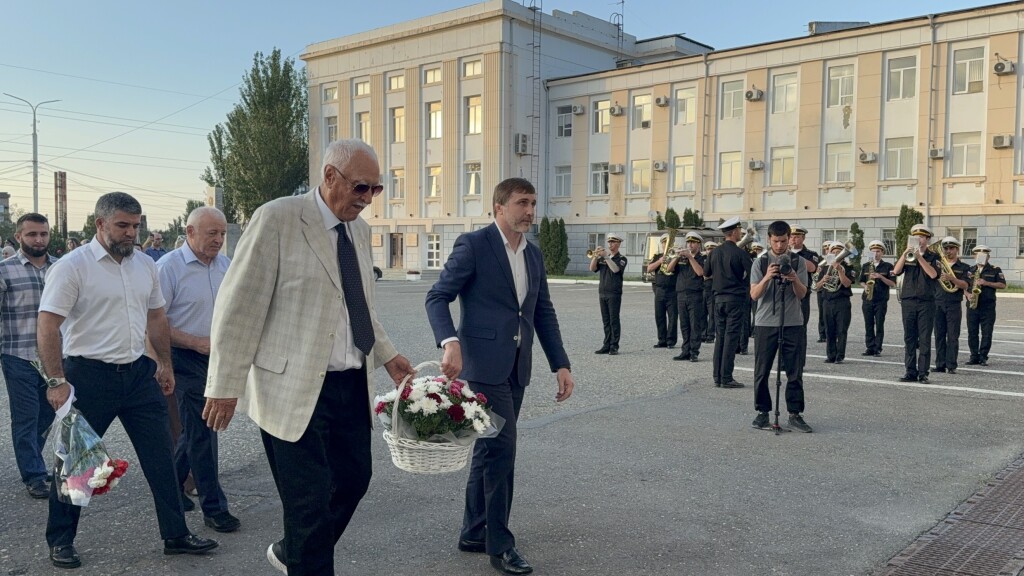Площадь Дагдизеля переименована в Площадь Сталина, открыта мемориальная плита генералиссимусу.